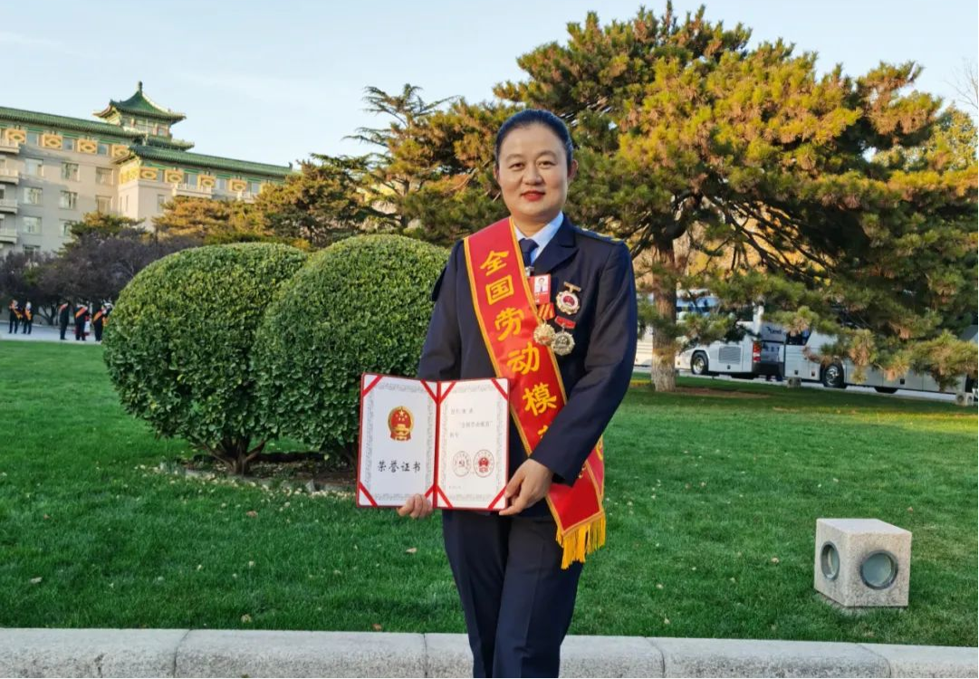 今天，阜阳这4人在人民大会堂接受表彰
