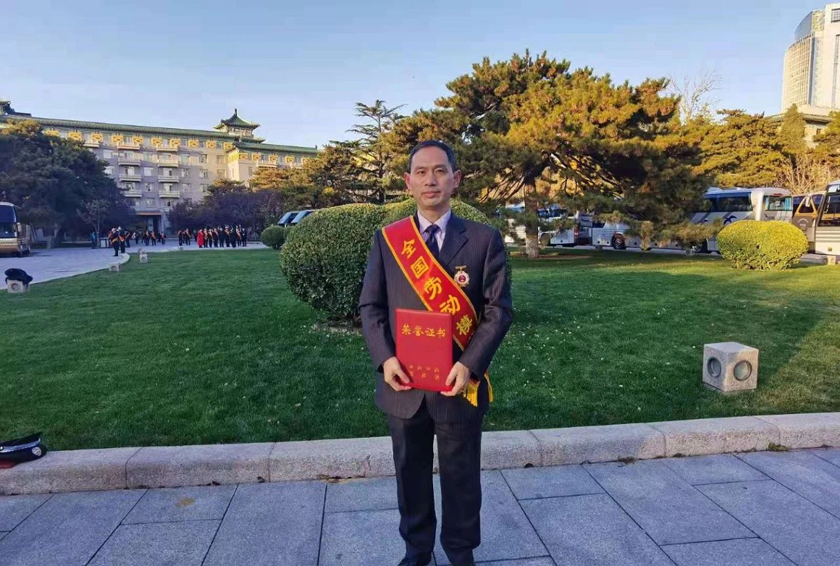 今天，阜阳这4人在人民大会堂接受表彰