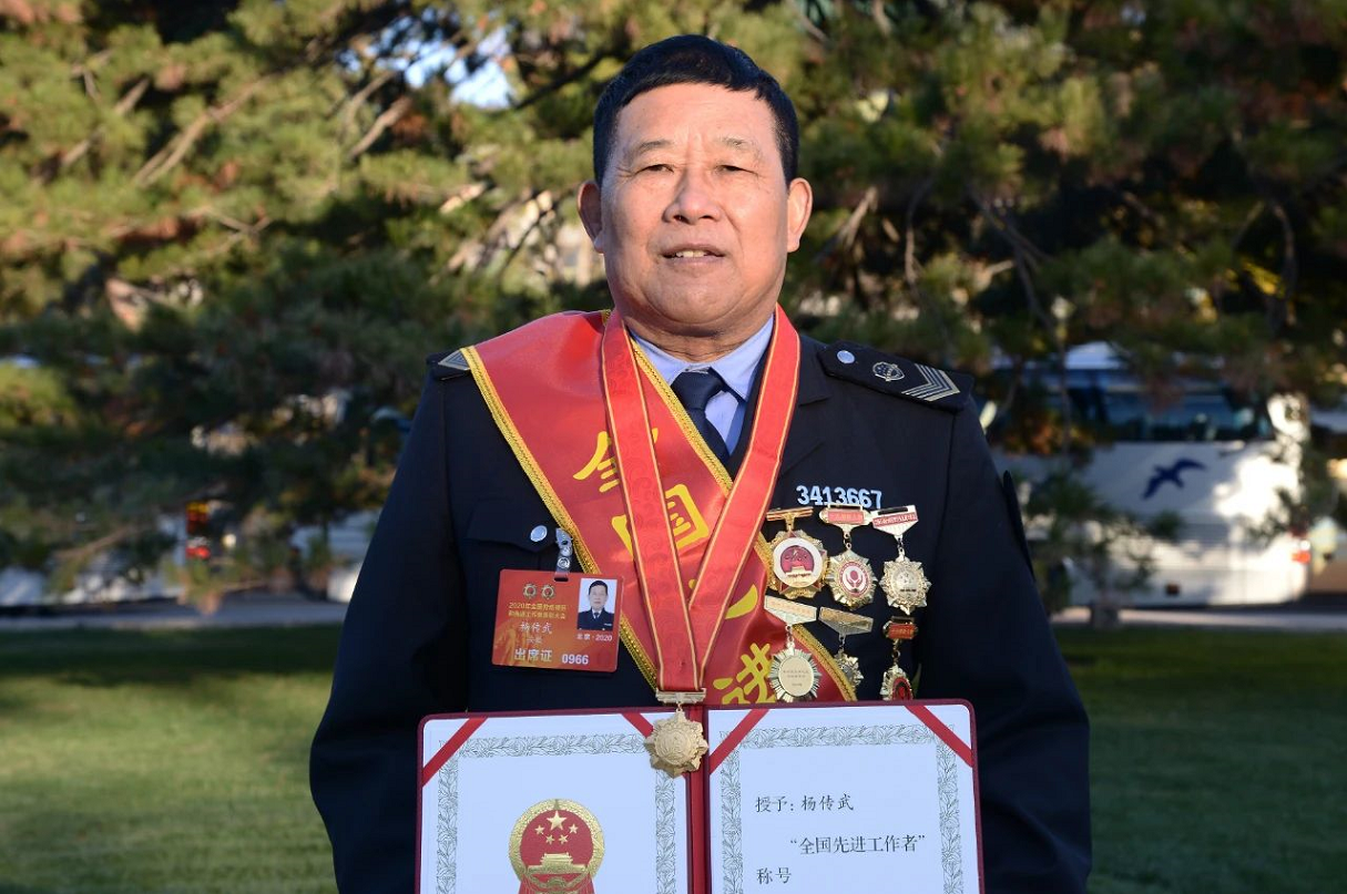 今天，阜阳这4人在人民大会堂接受表彰