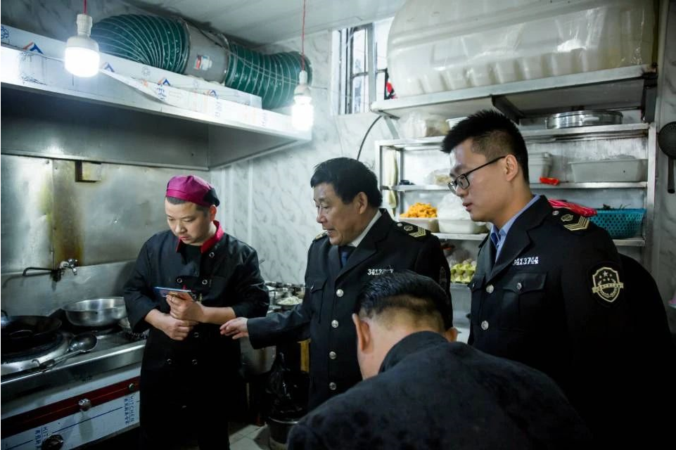 今天，阜阳这4人在人民大会堂接受表彰