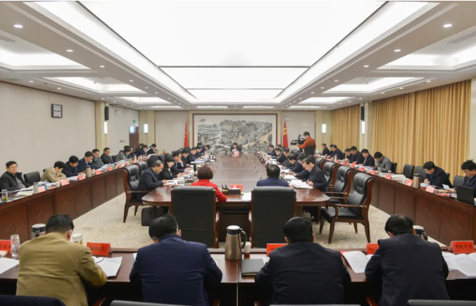 市委理论学习中心组举行集体学习