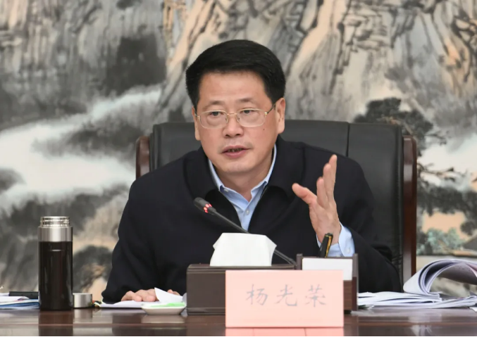 市委理论学习中心组举行集体学习