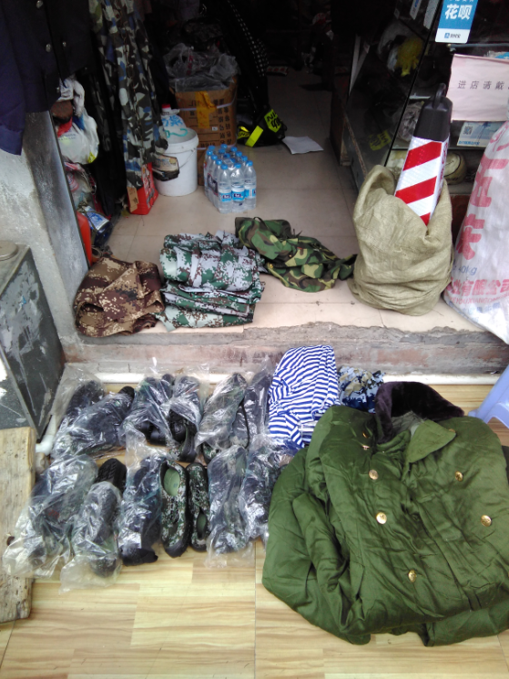 非法销售军服仿制品 福州两家劳保用品店被查