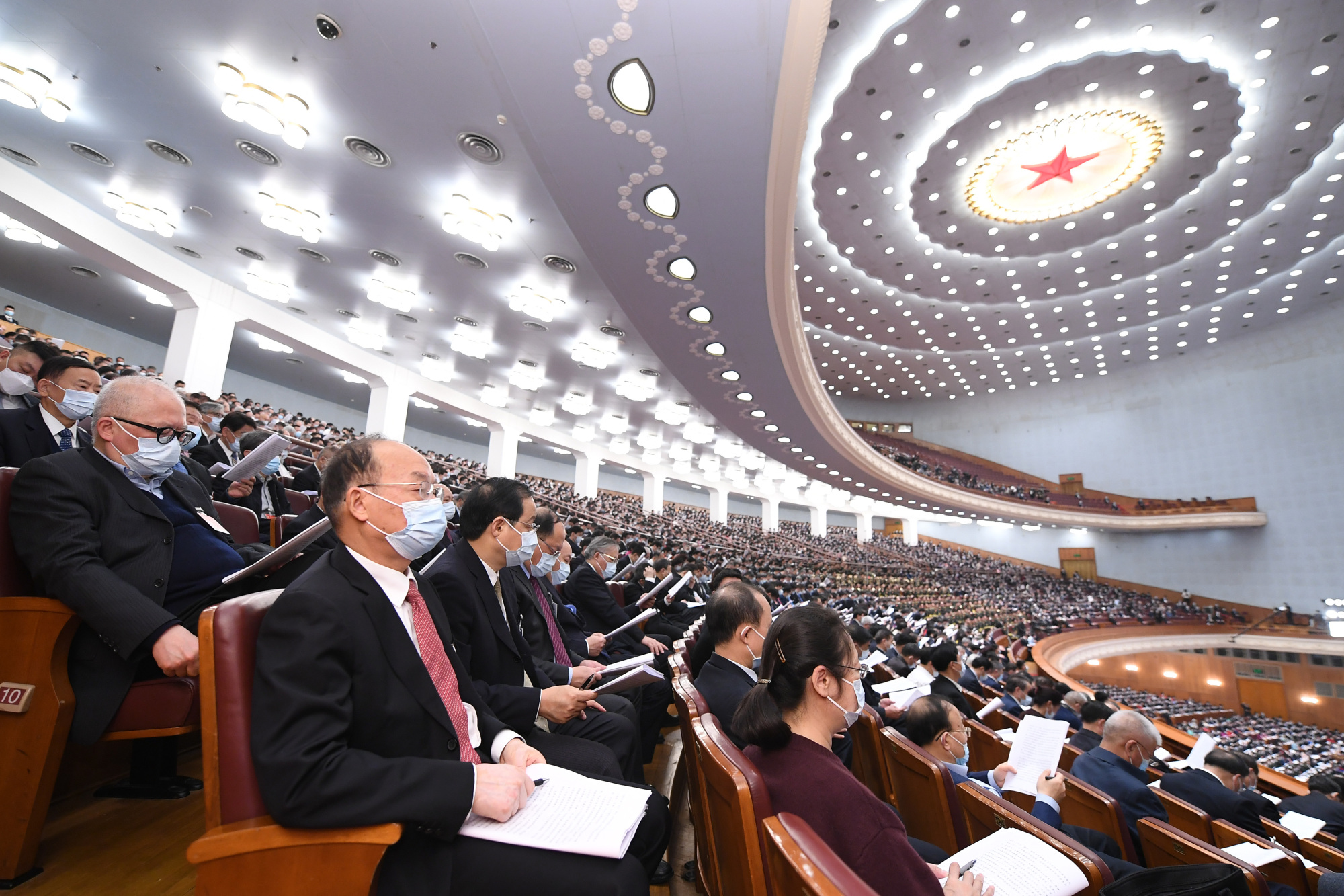 两会观察：谋福祉 解隐忧  政府工作报告传递民生温度