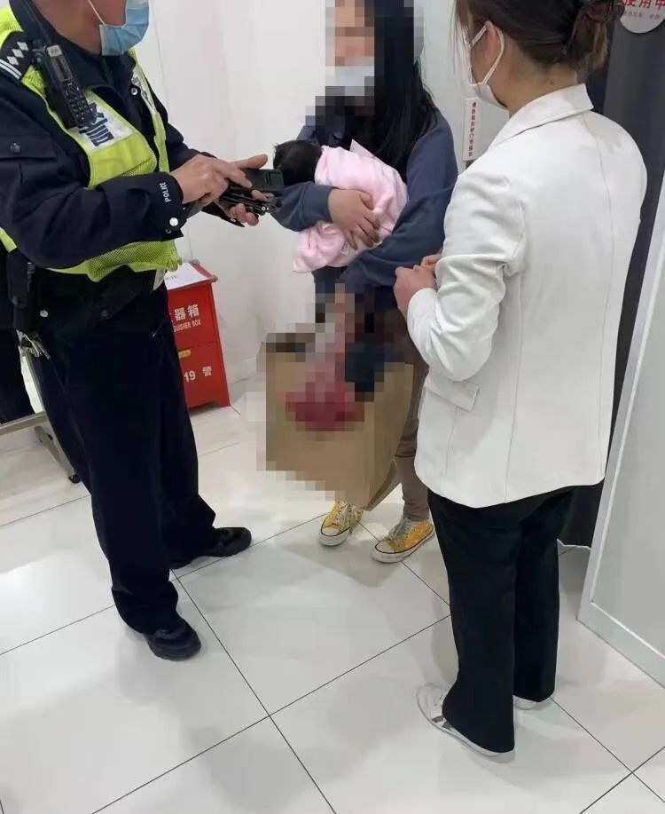 女子在优衣库试衣间产子？警方回应