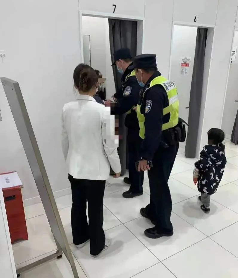 女子在优衣库试衣间产子？警方回应