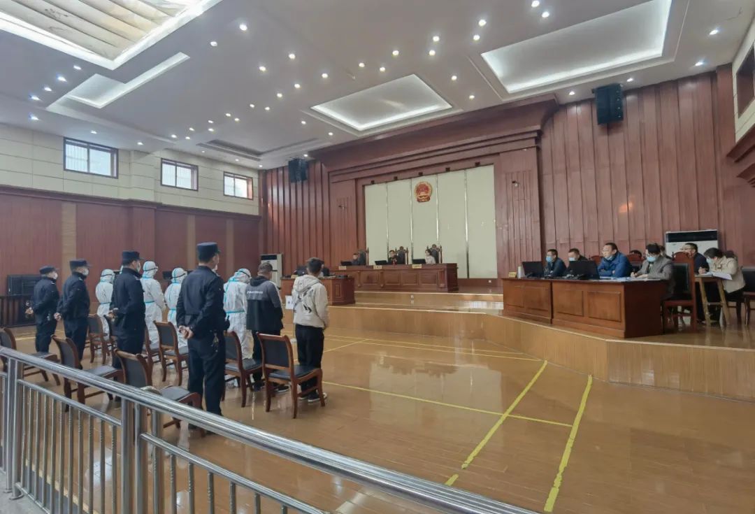 太和县潘健康、关长宇等8人被公开受审....