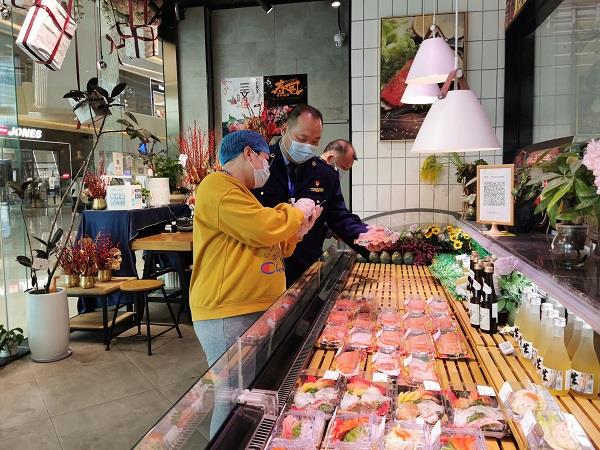 厦门一超级物种门店涉嫌篡改三文鱼生产日期被查