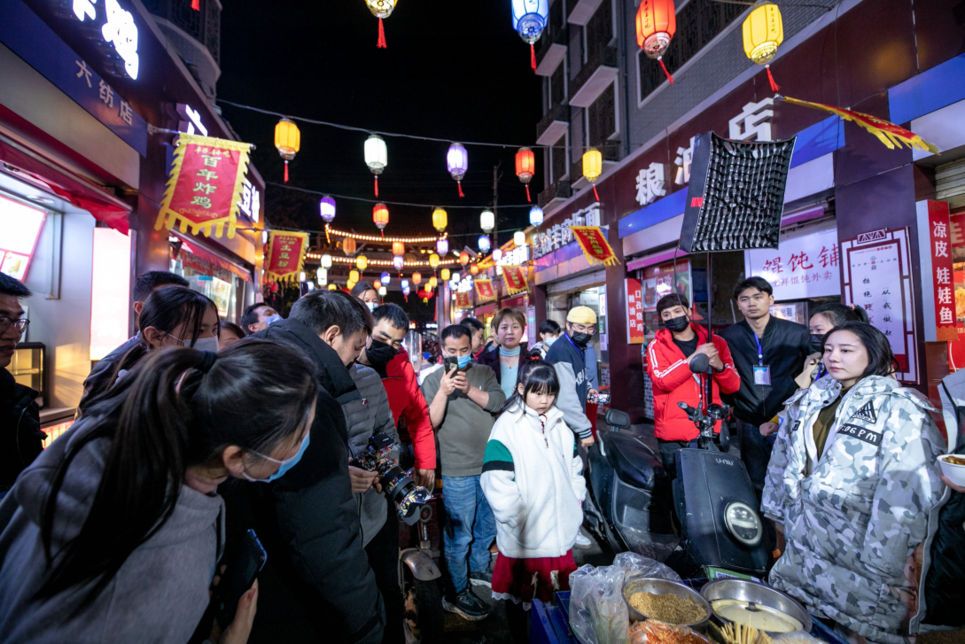 奥运冠军邓琳琳为阜阳名小吃代言