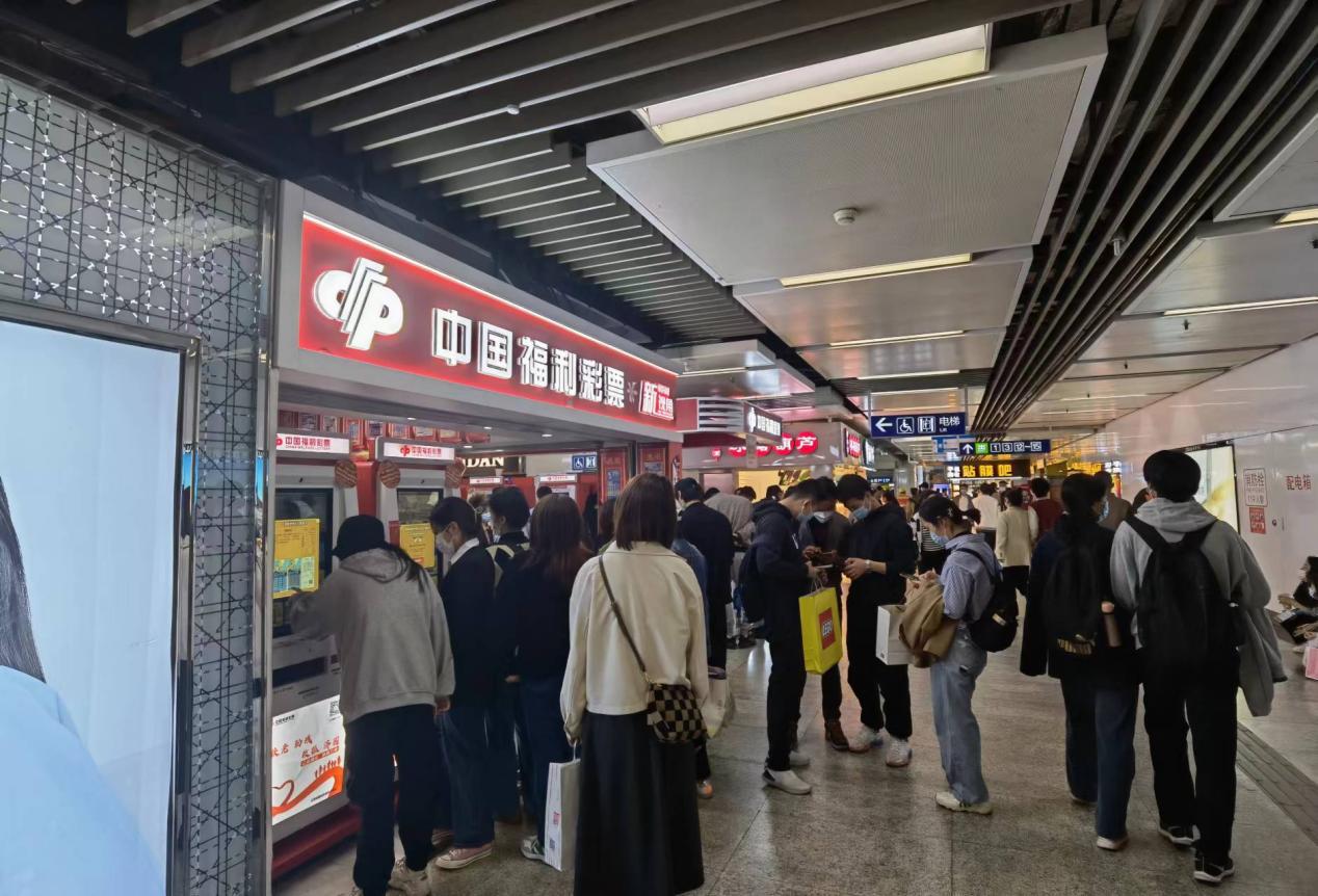 福彩自助机闹市区随意放“禁止向未成年人售兑”形同虚设