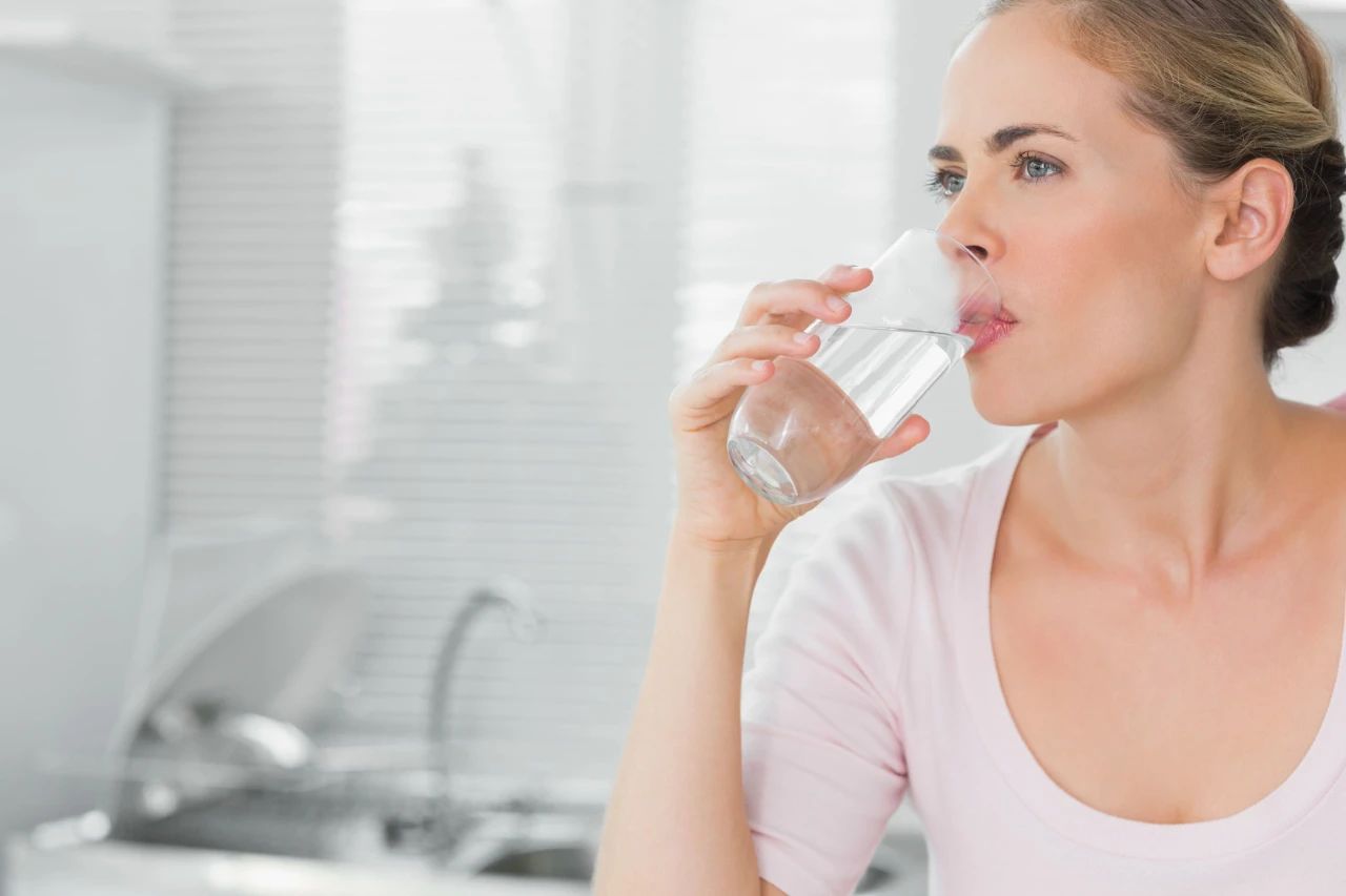 感冒后多喝水好得快？弱碱性水更健康？正确喝水，记住这5点！