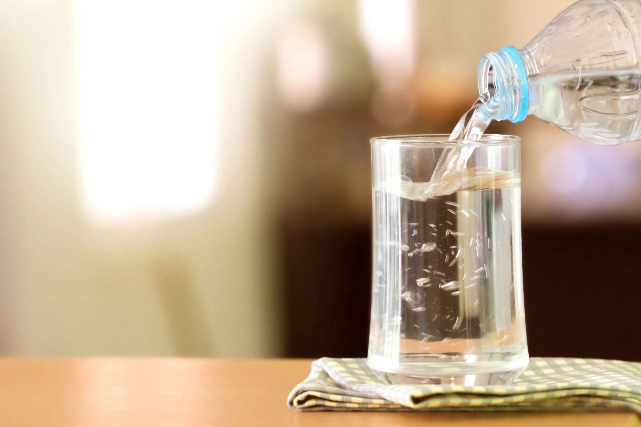感冒后多喝水好得快？弱碱性水更健康？正确喝水，记住这5点！