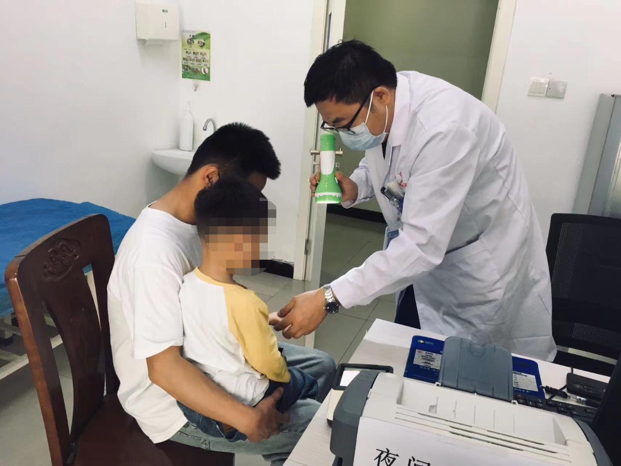 微信图片_20230525150201.png 阜阳家长注意 ,手足口病是由肠道病毒引起的一种儿童常见传染病,4~7月为我省手足口病的流行季节。