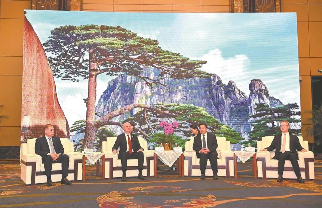 韩俊王清宪与罗曼·斯克利亚尔举行工作会谈