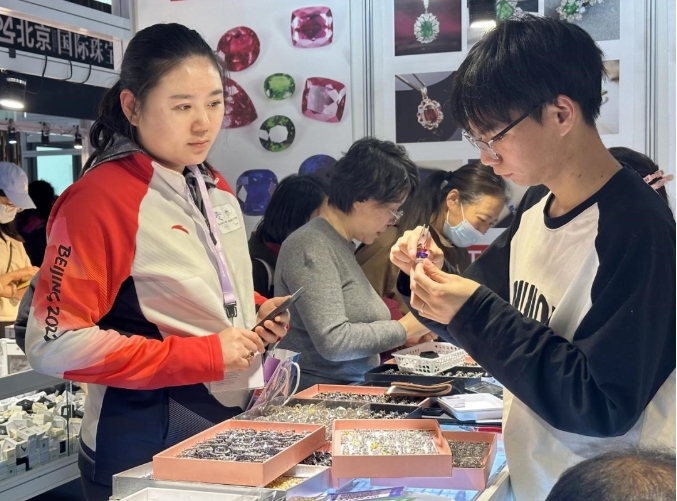 1711419200393393.jpg 万千珠宝亮相北京国际珠宝展 ,现场定制彩宝首饰吸引消费者驻足